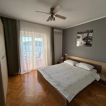 Perina Apartamento Tisno